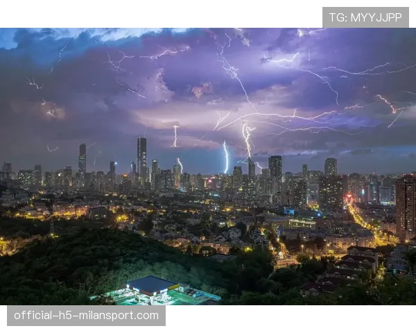 雷暴前的比赛中断_ 闪电比输赢重要，闪电和雷差几秒